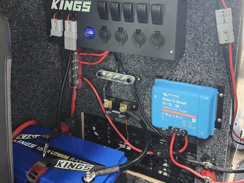 Dual battery and 12V power installation with DC-DC charger and fused distribution